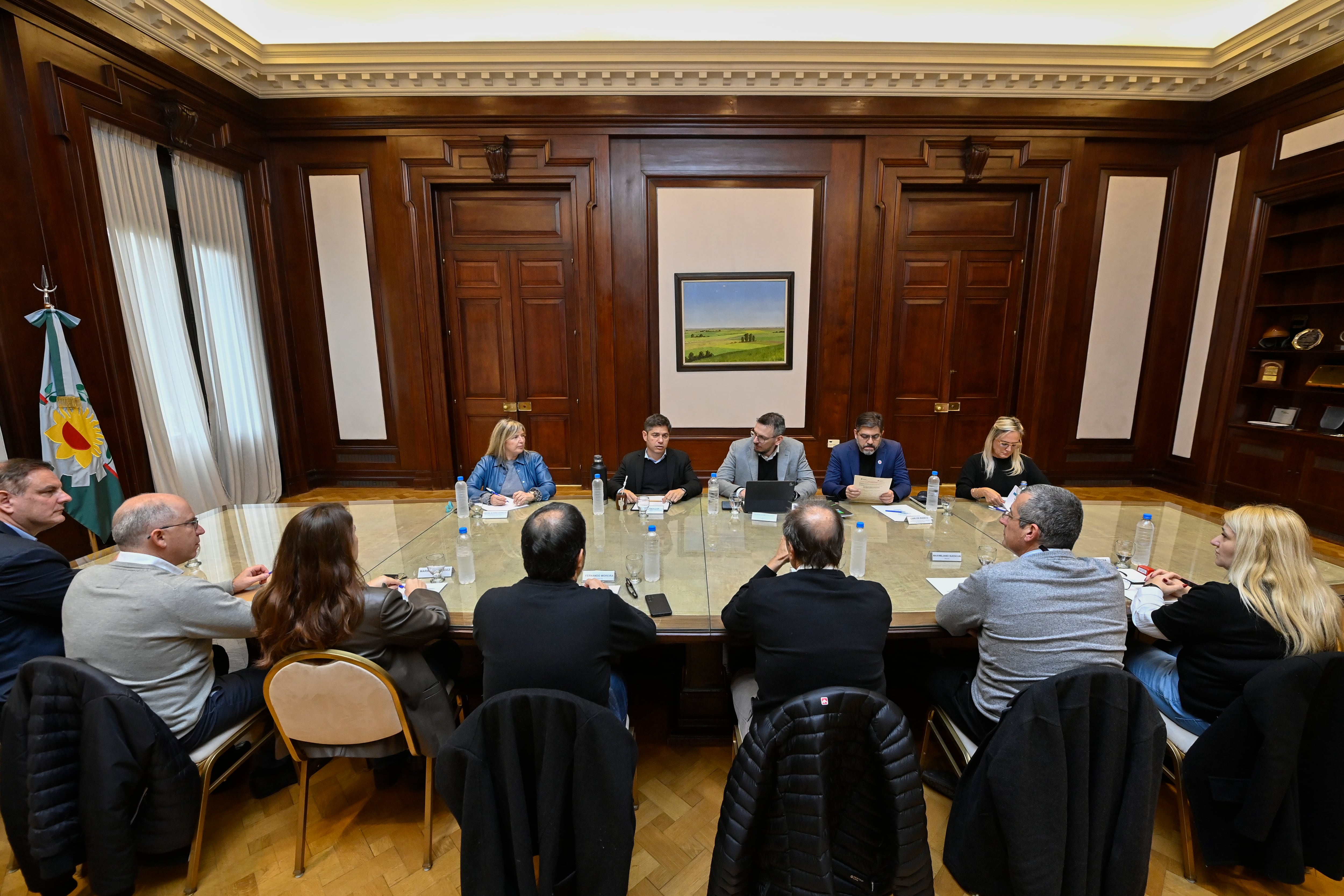 Kicillof junto a intendentes que esta semana firmaron acuerdos de Provincia Leasing