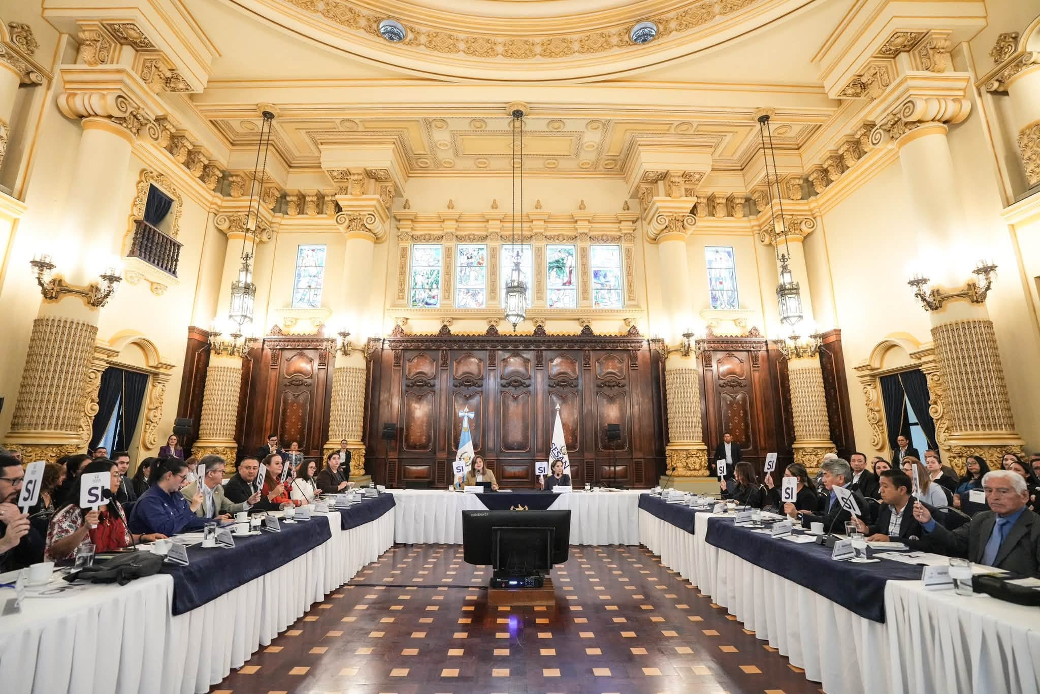 Representantes e invitados participan en una sesión de la Secretaría de Seguridad Alimentaria y Nutricional en un salón institucional de Guatemala. (Vicepresidencia de Guatemala)
