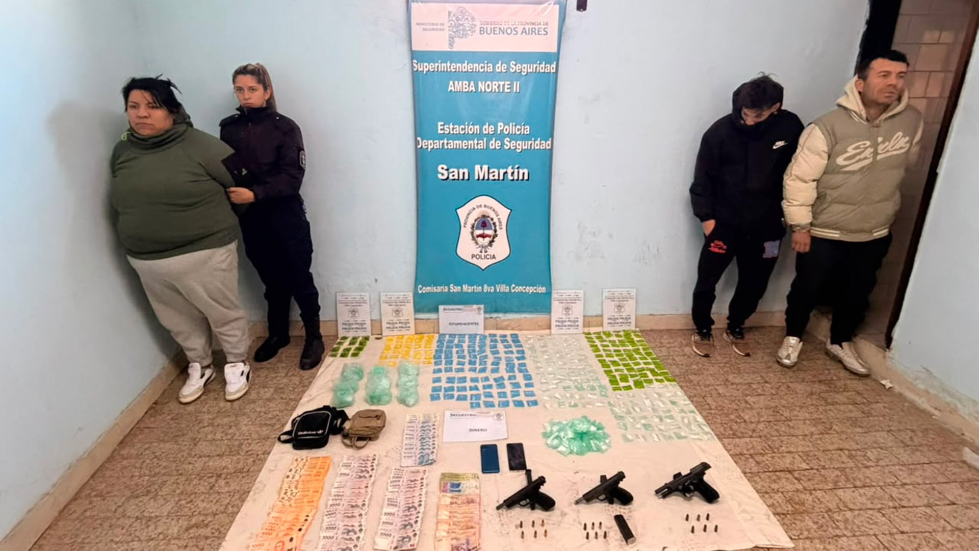 La policía detuvo a tres personas y secuestró armas, drogas y dinero