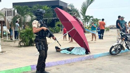 Un banda armada abrió fuego en una playa de Ecuador y dejó dos muertos y varios heridos