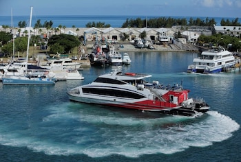 Un transbordador de pasajeros sale