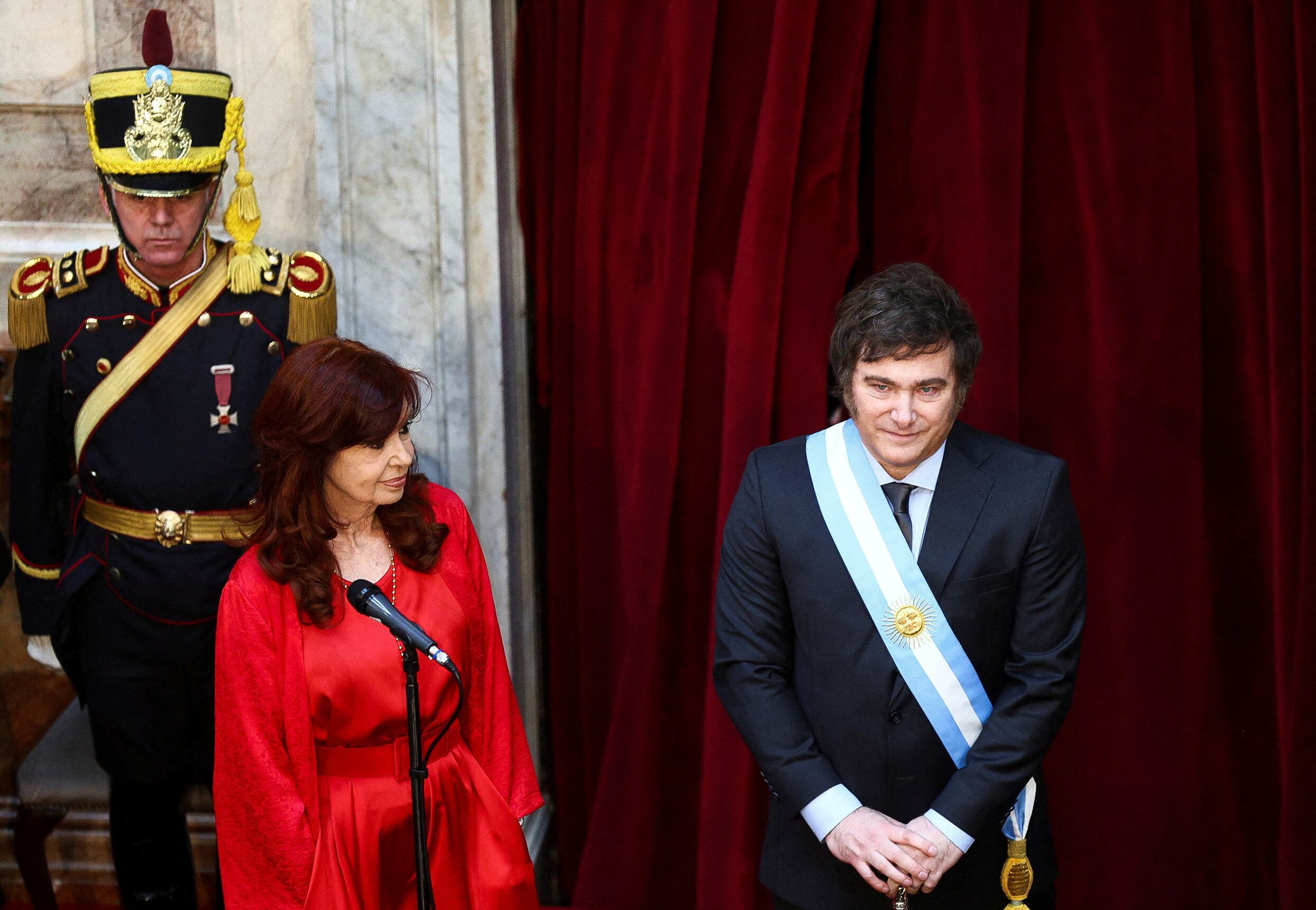 Cristina Kirchner observa a Javier Milei el día de la asunción del mandatario libertario (Foto: Reuters / Matías Baglietto)