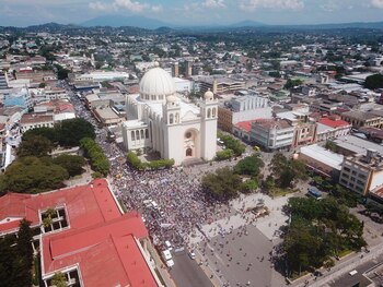 Vista desde un dron de la Alameda Juan Pablo II en donde personas participan en una marcha hoy, en San Salvador (El Salvador). EFE/Vladimir Chicas