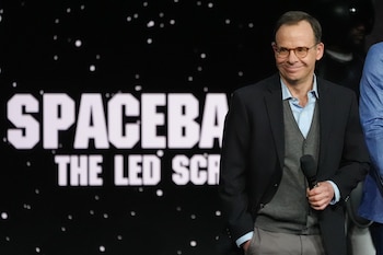 Rick Moranis, miembro del reparto de la próxima película "Spaceballs 2", habla durante la presentación de Amazon MGM Studios en CinemaCon el miércoles 15 de abril de 2026, en el Caesars Palace de Las Vegas. (Foto AP/Chris Pizzello)