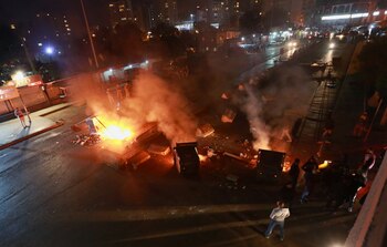 Manifestantes bloquean una calle en