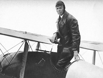 Lindbergh subiendo a su avión,