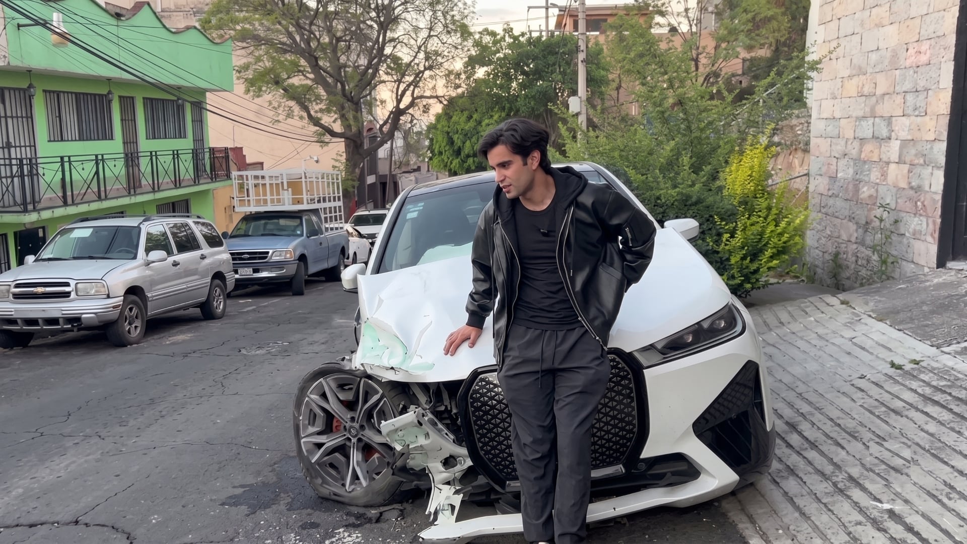 Aaron Mercury realizó una transmisión en vivo tras sufrir un aparatoso accidente automovilístico. (Aaron Mercury: TikTok)