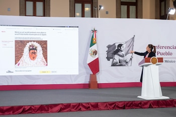 En La Mañanera, Claudia Sheinbaum defendió que la colección Gelman, con obras de Frida Kahlo, saldrá del país solo de forma temporal y regresará a México en 2028, en cumplimiento de la ley. Foto: Presidencia