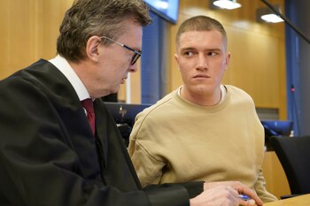 El ex miembro del empresa militar privada rusa Grupo Wagner, Andrey Medvedev (derecha), escucha a su abogado, Brynjulf Risnes (Gorm Kallestad/NTB Scanpix vía AP)