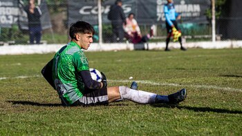 Valentino Déstefano ataja en la