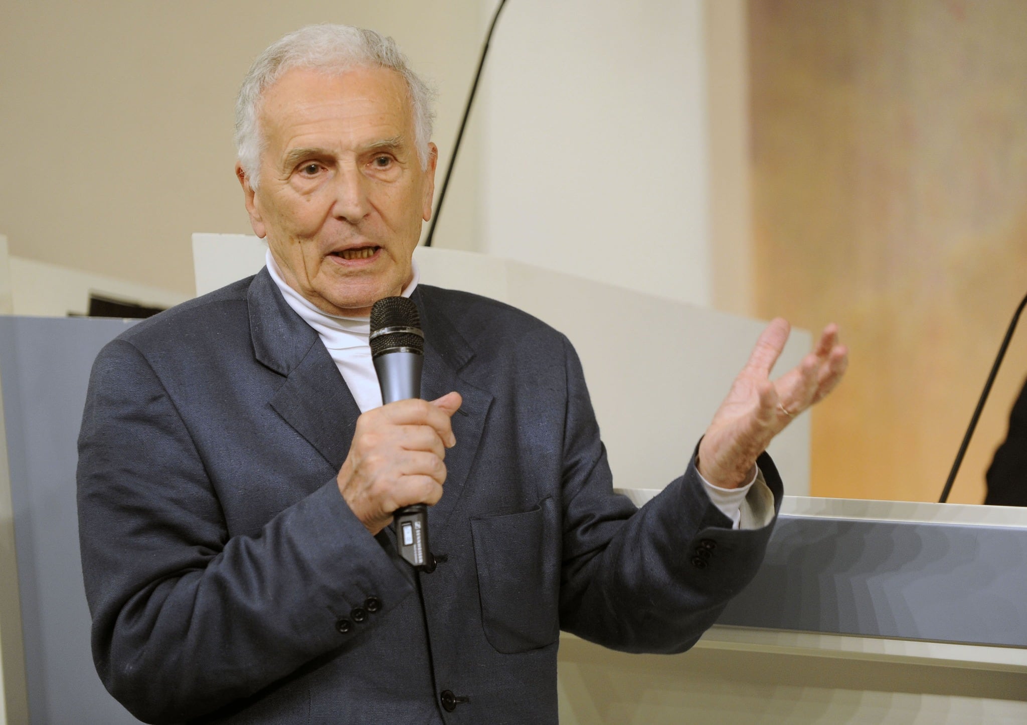 Silvio Garattini camina 5 kilómetros diarios (ANSA/DANILO SCHIAVELLA)