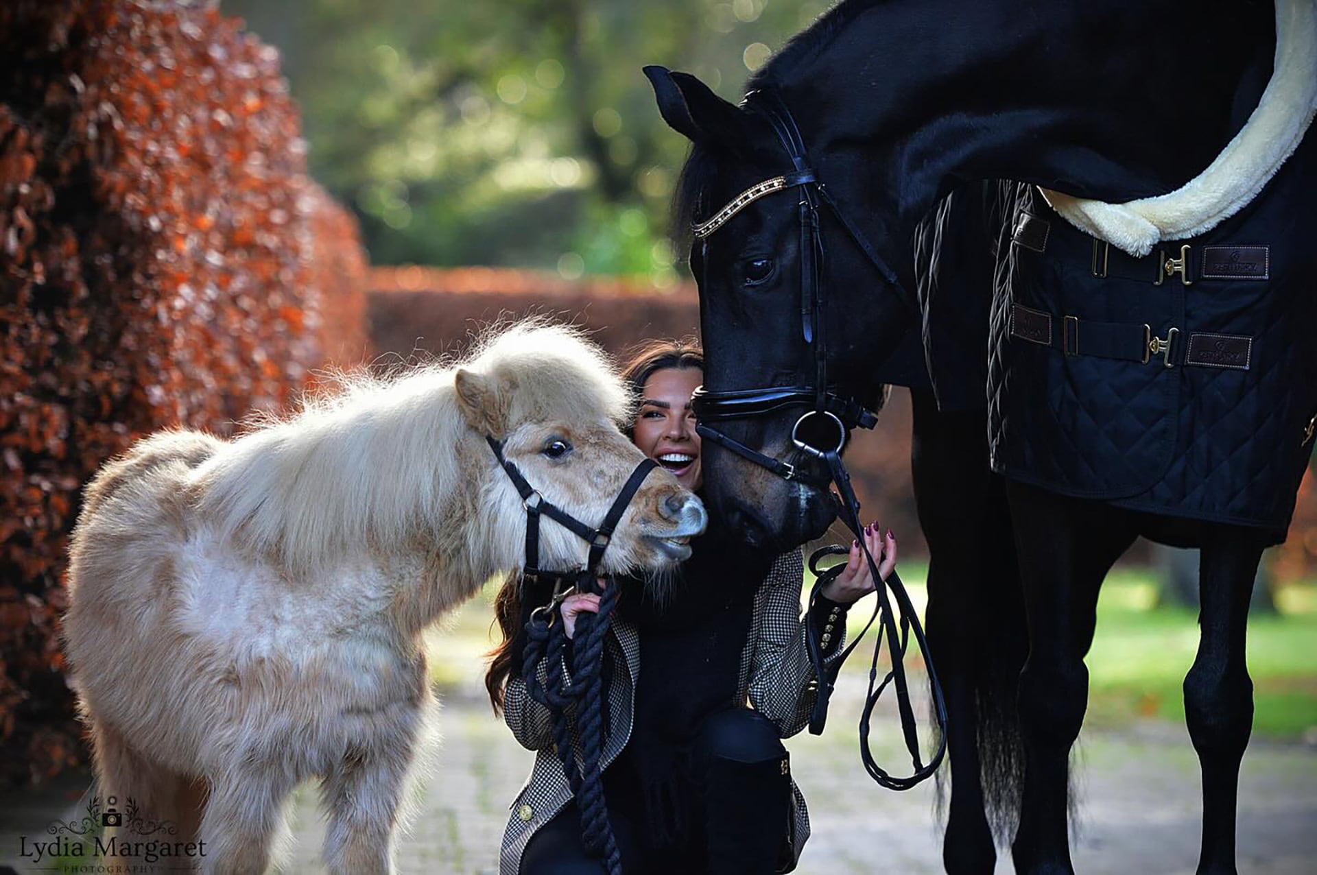 Owen comparte imágenes en los establos y con caballos en sus redes sociales