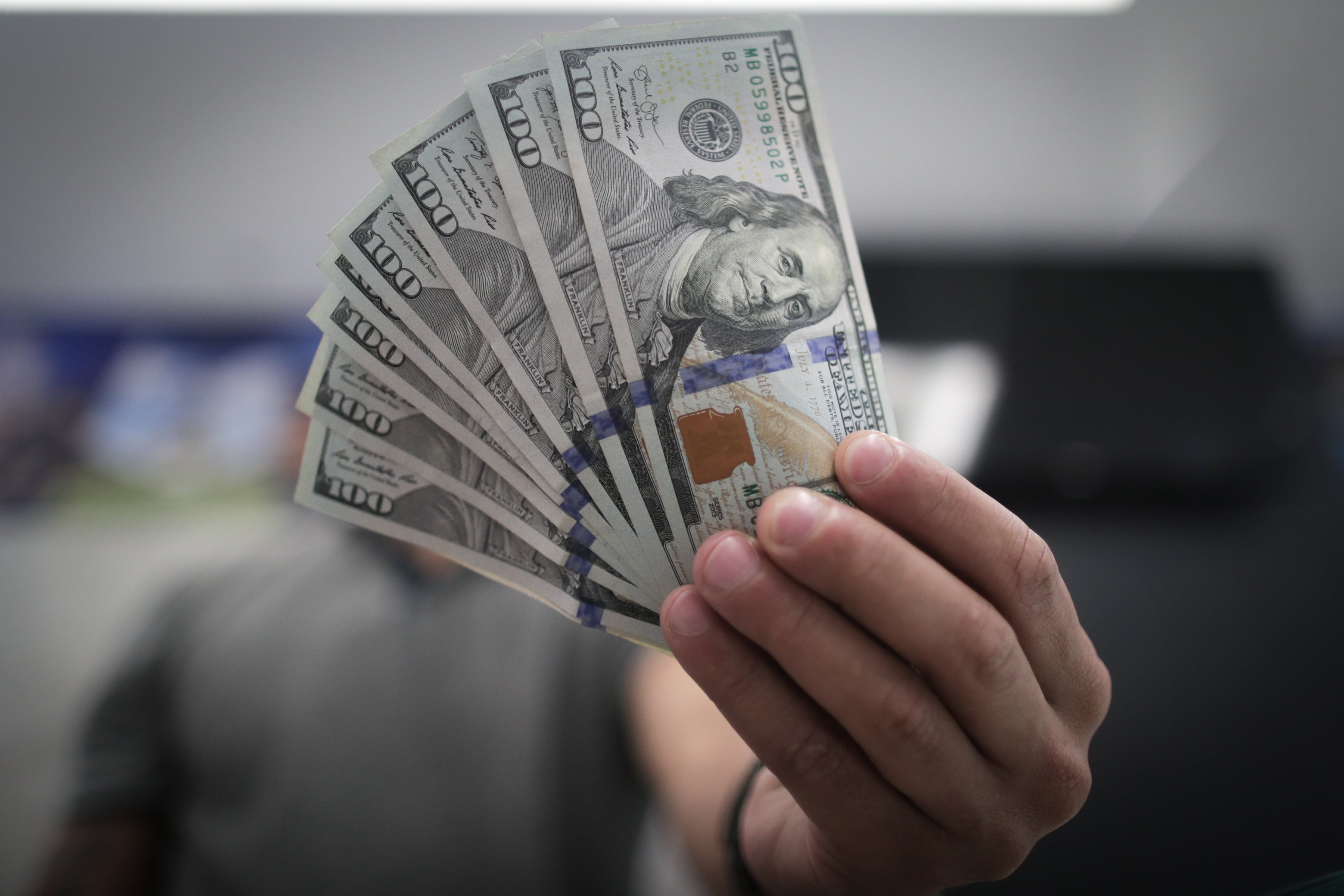 El dólar bajó en el mercado local, mientras que en Brasil volvió a subir frente al real