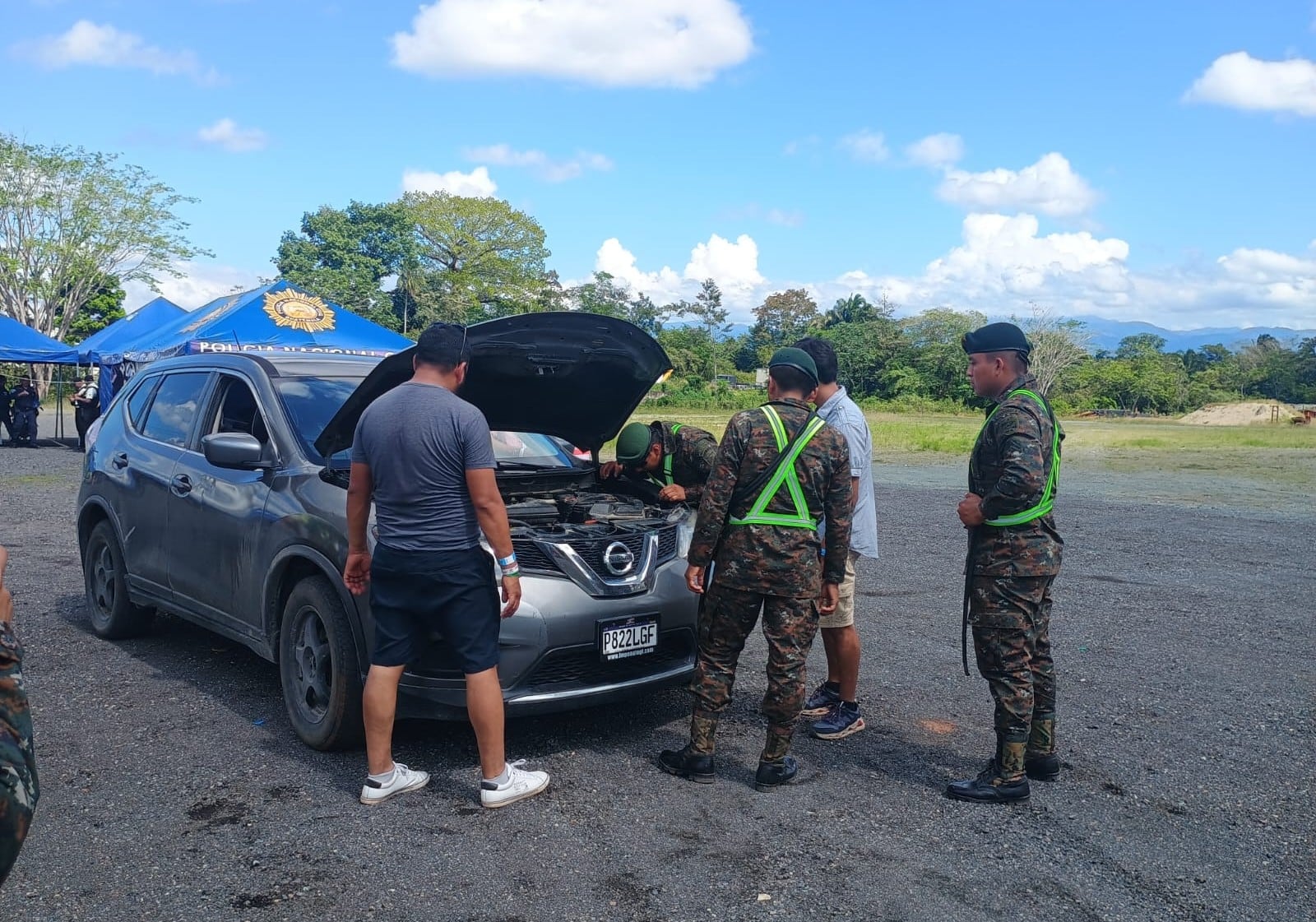 Personal que forma parte del dispositivo implementado para Semana Santa brinda asistencia mecánica a un vehículo en Guatemala./(CONRED)