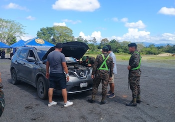 Personal que forma parte del dispositivo implementado para Semana Santa brinda asistencia mecánica a un vehículo en Guatemala./(CONRED)