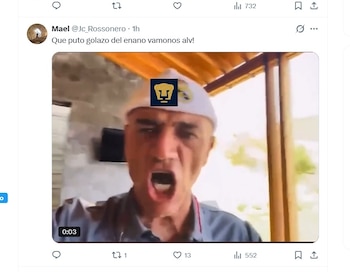 Un hombre de mediana edad con gorra blanca que lleva el logo de Pumas grita con la boca abierta, mirando directamente a la cámara con una expresión intensa
