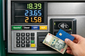 Surtidor de combustible peruano con pantalla digital mostrando precios. Una mano sostiene una tarjeta azul y un billete de 50 soles cerca del lector de pagos.