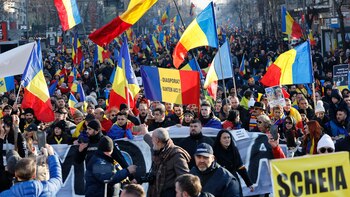 Miles de rumanos protestan contra