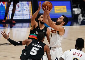 acundo Campazzo (7) frente a