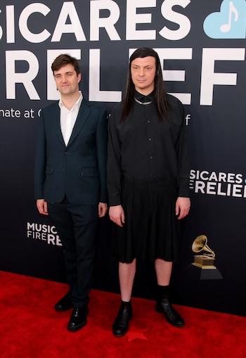 Los compositores Leopold Ross y Nick Chuba. El primero, a la izquierda, vistió un traje azul oscuro con camisa blanca, apostando por un look clásico y formal. El segundo, a la derecha, llevó una camisa negra de manga larga combinada con una falda plisada del mismo color y zapatos negros
