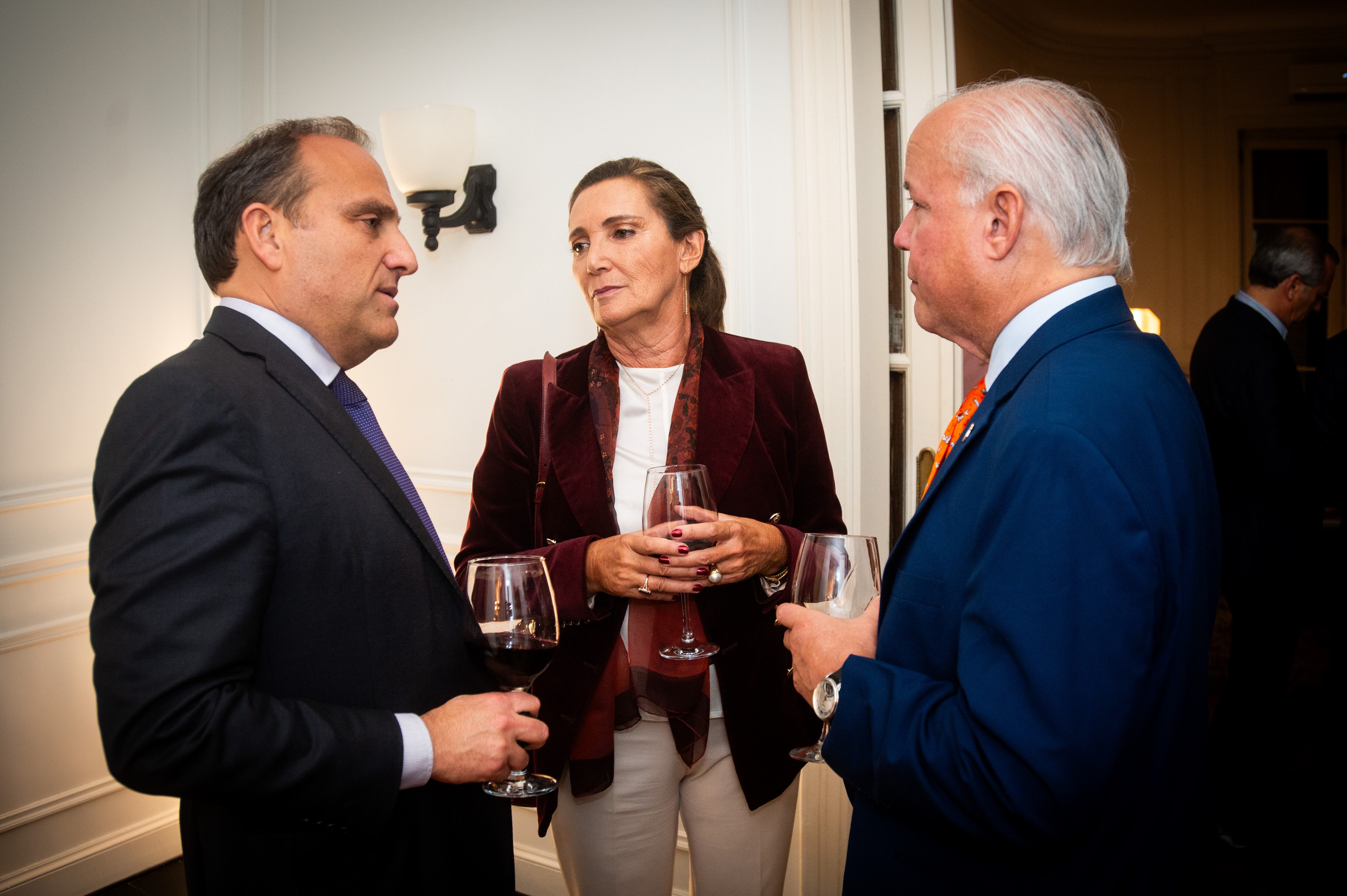 Los embajadores Gonçalo Teles Gomes y Juan Luis Correa Esquivel junto a Dora Sánchez