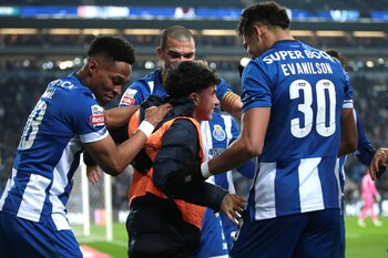 Los jugadores del FC Oporto celebran un gol con un recogepelotas durante el partido de la Liga Portuguesa que han jugado en Do Drago Oporto y Moreirense, en Oporto, Portugal. EFE/EPA/MANUEL FERNANDO ARAUJO