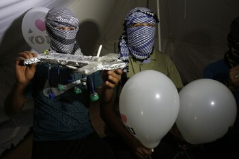 Terroristas palestinos con globos incendiarios