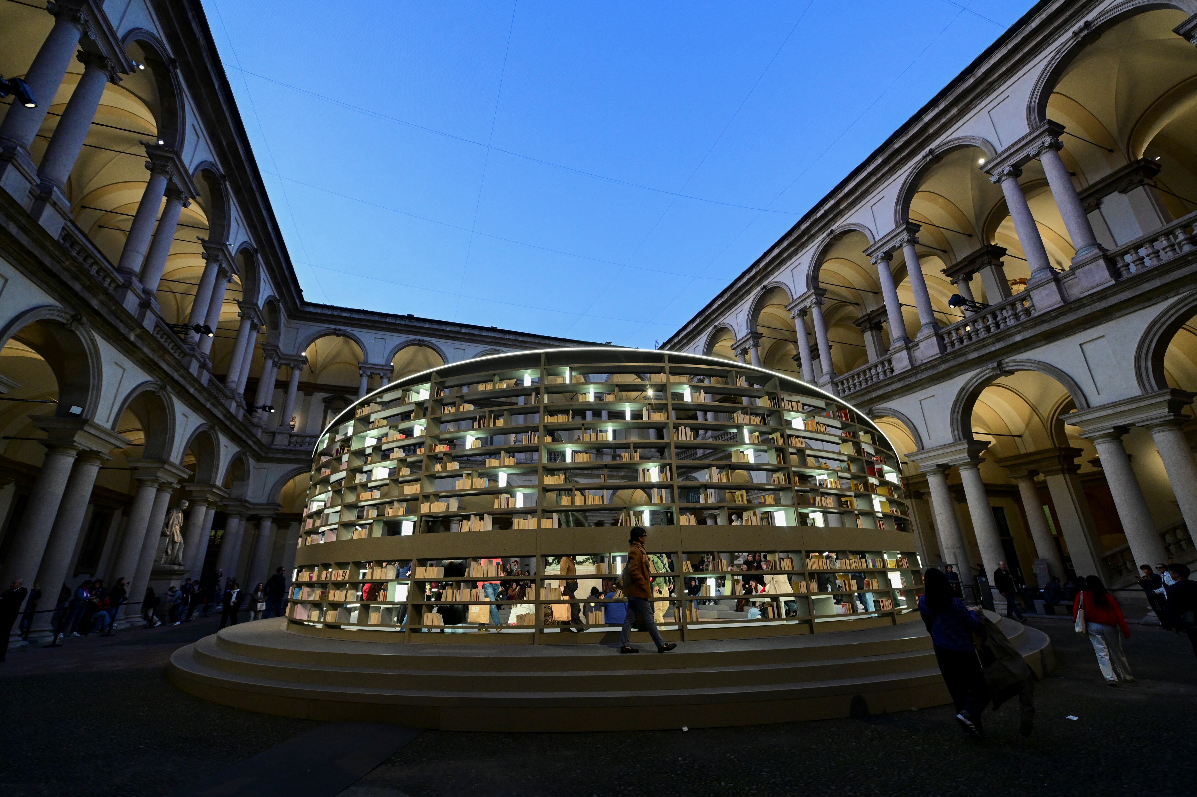 na vista de la instalación monumental de Es Devlin, Biblioteca de Luz, en Milán (REUTERS/Daniele Mascolo)