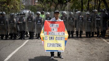 Una persona se manifiesta durante