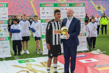 Savinho recoge el premio como