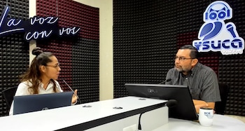 En la cabina de YSUCA 91.7 FM, durante la transmisión de la entrevista sobre la crisis hídrica y ambiental en El Salvador (Cortesía: YSUCA).