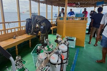Buzos finlandeses recuperan los dos cuerpos restantes de italianos de una cueva submarina en las Maldivas