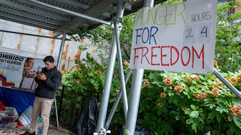 Prado observa su teléfono frente