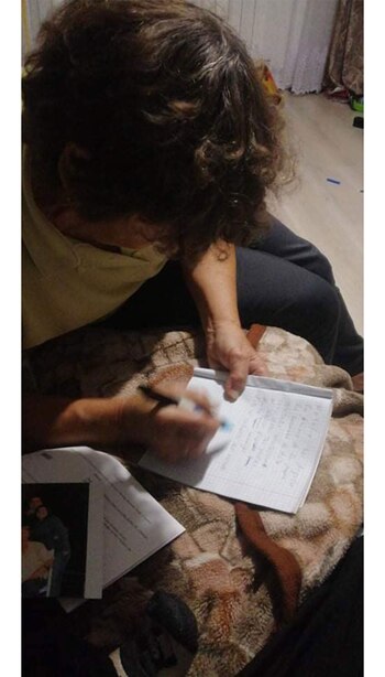 Angela está en contacto con