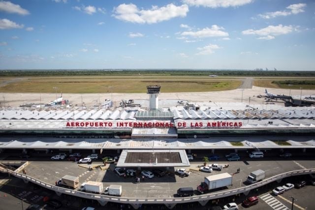 El pasajero colombiano intentaba salir hacia Panamá desde Santo Domingo sin declarar el dinero ante las autoridades dominicanas. (Cortesía: Aeropuertos Dominicanos Siglo XXI)