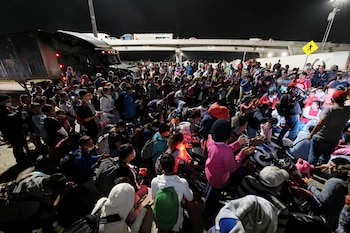 Hondureños rezan antes de partir