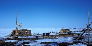 Kaktovik busca reactivar el turismo de osos polares combinando el desarrollo económico con la preservación ambiental y cultural (Wikipedia)