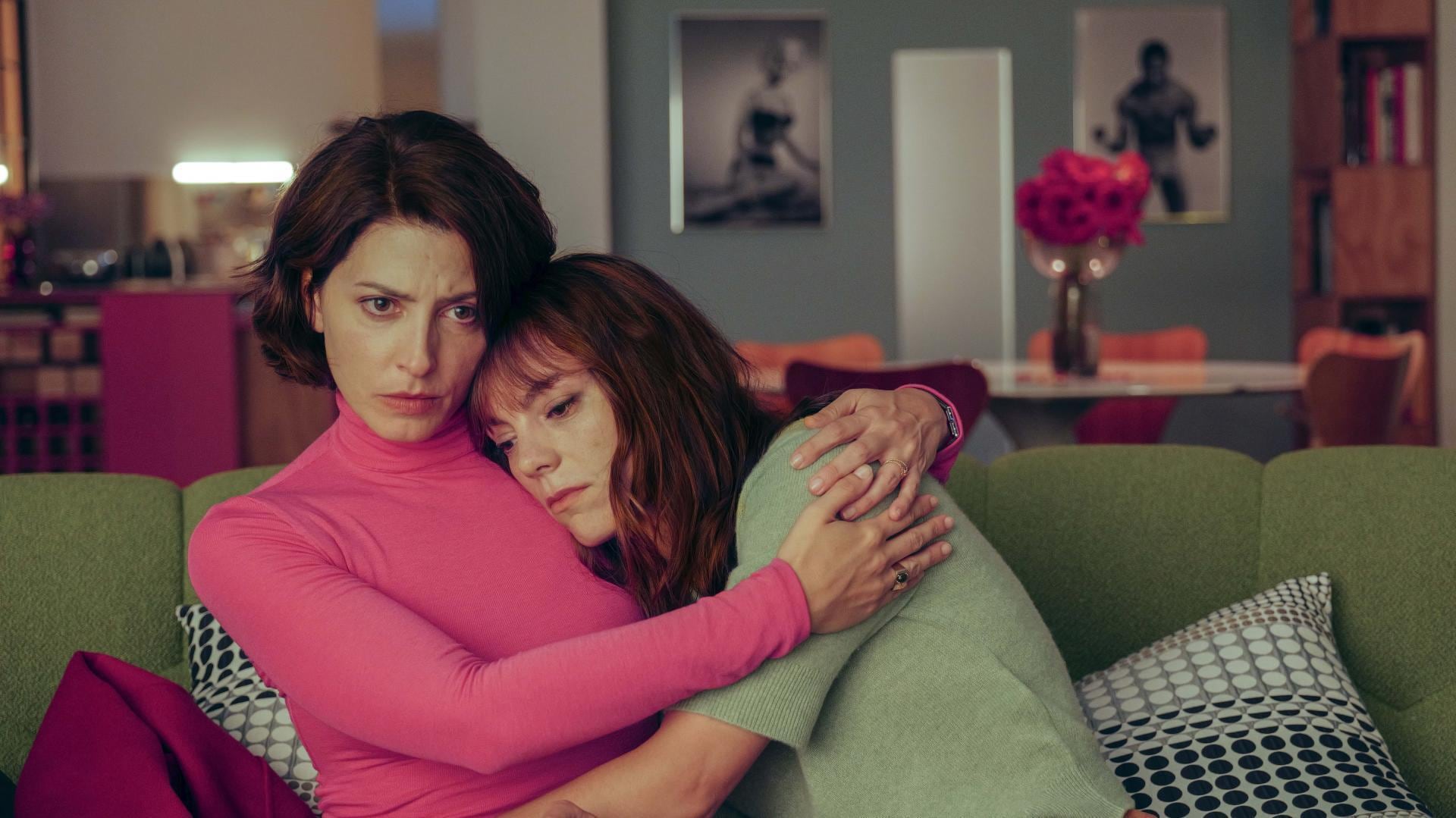 Bárbara Lennie y Victoria Luengo en una escena de 'Amarga Navidad', una película basada en ‘El último sueño’, escrito por Pedro Almodóvar