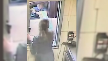 Video: un hombre en Florida agrede a empleada de restaurante con café caliente por disputa de precio