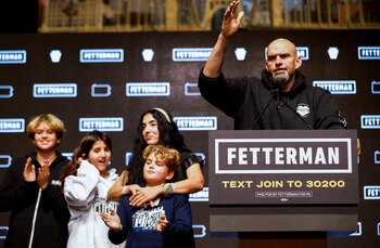 Fetterman junto a su esposa