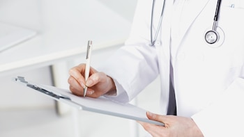 Manuel Martín, médico de familia, explica cómo funcionan las bajas laborales: “Puede haber gente con un médico amigo que le facilite una, pero la realidad no va por ahí”