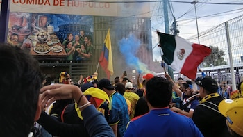 Colores, alegría y expectativa acompañan la llegada de los hinchas colombianos en las calles de México - crédito César Márquez/Infobae