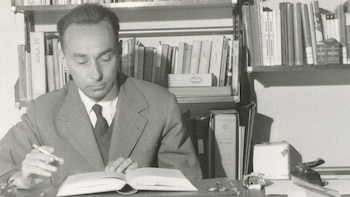 La muerte de Primo Levi, el sobreviviente de Auschwitz que dejó un enorme testimonio sobre la profundidad de las tinieblas