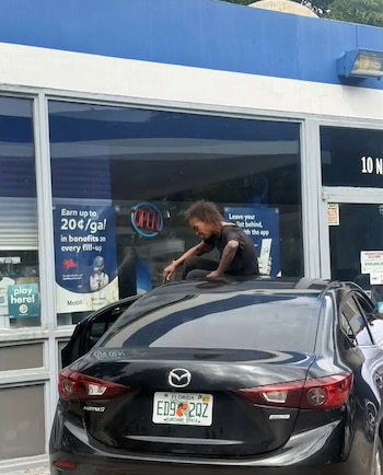 Un choque múltiple en Deerfield Beach culminó con un auto incrustado en una estación de servicio Mobil (Captura de video)
