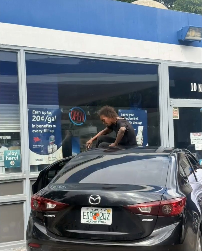 Un choque múltiple en Deerfield Beach culminó con un auto incrustado en una estación de servicio Mobil (Captura de video)