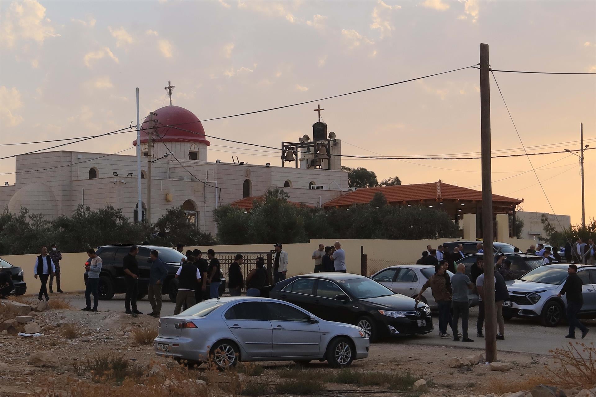 Ascienden a ocho los muertos por un atentado en una iglesia en el centro de Jordania