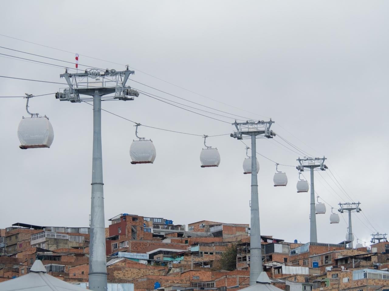 La adjudicación del TransmiCable de San Cristóbal se definió entre cinco proponentes y el comité evaluador destacó el cumplimiento de requisitos y la oferta económica seleccionada - crédito Transmilenio