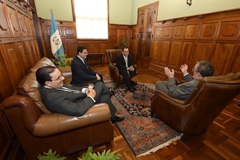 El candidato Gabriel García Luna fue el primero en reunirse con el mandatario guatemalteco. (Cortesía: Bernardo Arévalo)