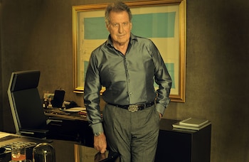 Brito en su despacho. Detrás,