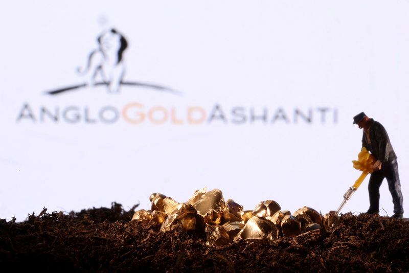 FOTO DE ARCHIVO: Una pequeña figura de juguete y una imitación de oro se ven delante del logotipo de AngloGold Ashanti en esta ilustración tomada el 19 de noviembre de 2021. REUTERS/Dado Ruvic/Ilustración/Archivo